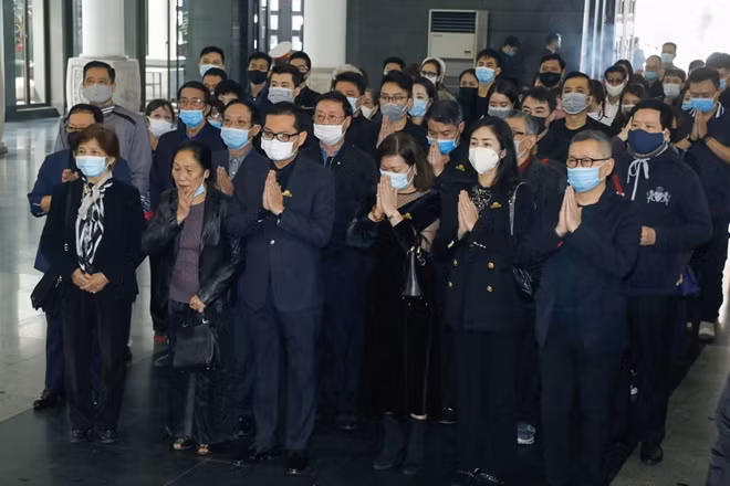 Đông đảo nghệ sĩ nhiều thế hệ tiễn đưa NSND Trần Hạnh về nơi an nghỉ cuối cùng.