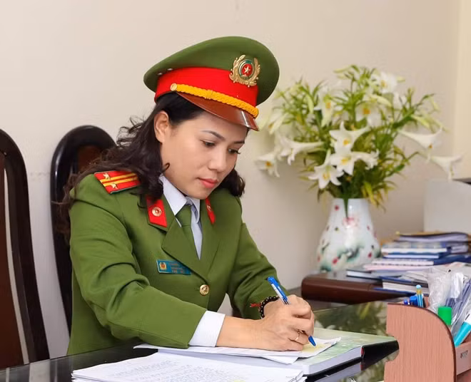 Trung tá Lê Hương Giang trong một ngày làm việc.