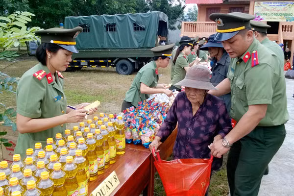 Một gian hàng Tết miễn phí cho người nghèo được phụ nữ Công an tỉnh Phú Yên thực hiện.