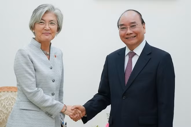 Thủ tướng Nguyễn Xuân Phúc tiếp Bộ trưởng Ngoại giao Hàn Quốc Kang Kyung Wha. Ảnh: VGP/Quang Hiếu.