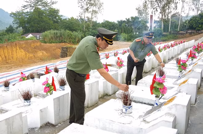 Thứ trưởng Lê Tấn Tới dâng hương tại Đài tưởng niệm và phần mộ các anh hùng liệt sĩ.