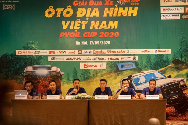 Đại diện Bản tổ chức trả lời câu hỏi của phóng viên tại buổi lễ.