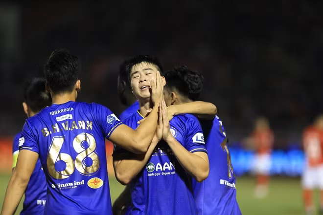 Có được 3 điểm nhưng niềm vui của Hà Nội FC không được trọn vẹn vì chấn thương của Hùng Dũng.Ảnh:M.Dân.
