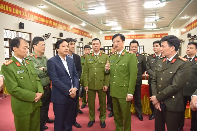 Thứ trưởng Nguyễn Duy Ngọc trao đổi với các đại biểu tại buổi kiểm tra.