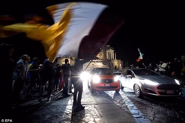 Còn các CĐV AS Roma đã khiến thủ đô Italia có một đêm không ngủ trước chiến tích lịch sử của đội nhà. Ảnh: EPA Còn các CĐV AS Roma đã khiến thủ đô Italia có một đêm không ngủ trước chiến tích lịch sử của đội nhà. Ảnh: EPA
