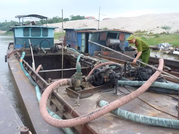 Công an huyện Đan Phượng kiểm tra công tác đảm bảo an toàn giao thông đường thủy.