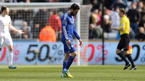 Nhưng Cesc lại đang cô đơn ở Stamford Bridge.