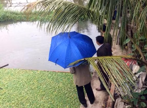 Lực lượng chức năng bảo vệ hiện trường nơi nạn nhân tử vong.