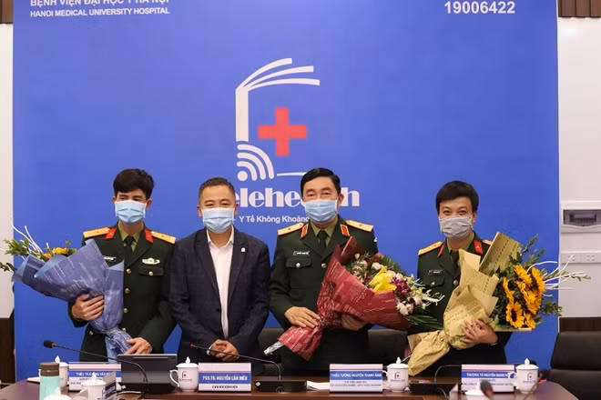 Lãnh đạo Bệnh viện Đại học Y tặng quà cho Viettel.