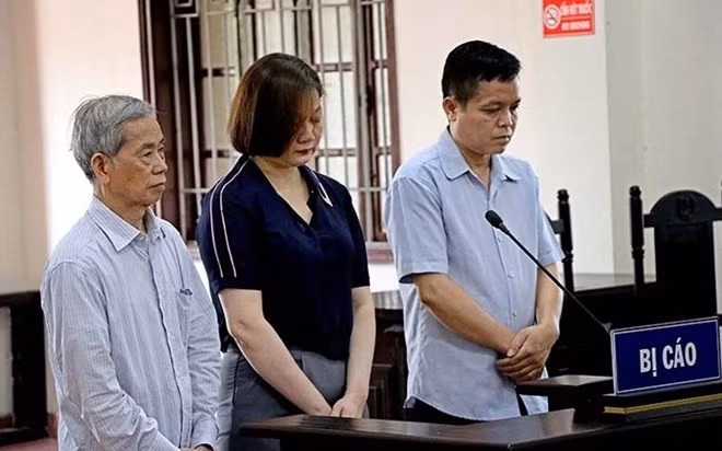 Ba bị cáo Bình, Khi và Việt tại phiên toà.