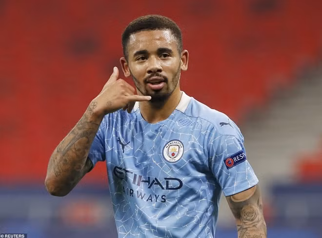 Jesus ăn mừng bàn thắng nhân đôi cách biệt cho ManCity.