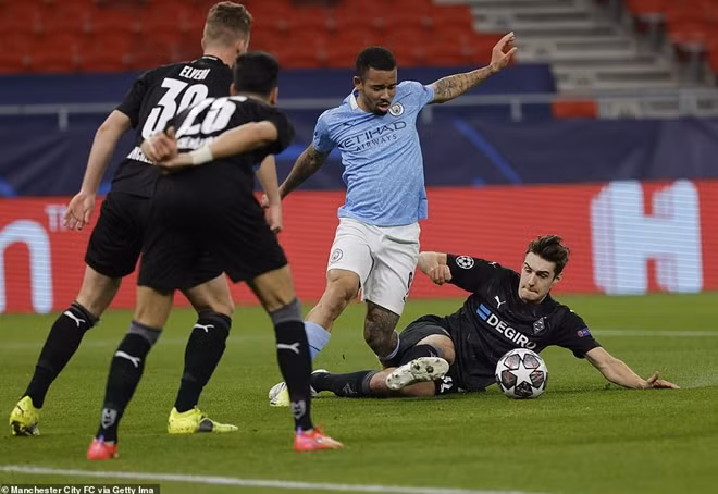 Trước một ManCity quá vượt trội, đội bóng nước Đức chỉ còn một phương án là lùi hẳn về phần sân nhà, phòng thủ số đông. M'Gladbach cố gắng bịt kín mọi không gian xung quanh cầu môn nhằm phá lối chơi của Citizens.