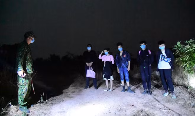Các đối tượng người Trung Quốc bị tổ tuần tra Đồn biên phòng cửa khẩu quốc tế Hoa Lư bắt giữ đêm ngày 24/2.