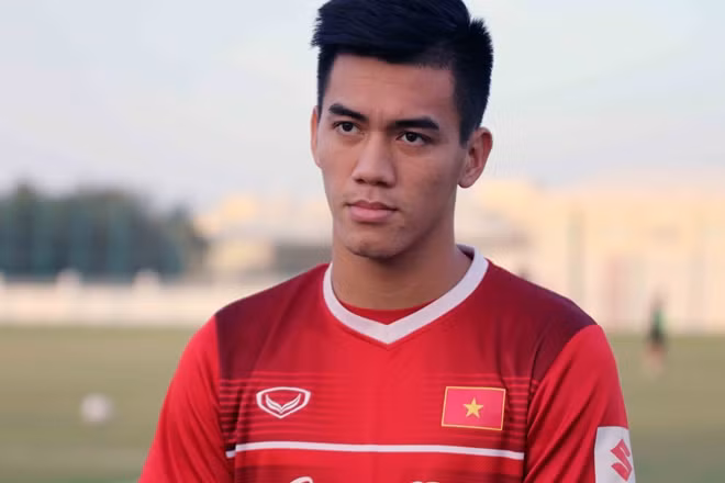 Tiền đạo trẻ Tiến Linh cho biết, Asian Cup là đấu trường rất khác biệt, bản thân anh và các đồng đội sẽ phải nỗ lực hơn rất nhiều, tiền đạo này tỏ ra chưa bằng lòng với phong độ của mình dù đã có bàn thắng trong trận giao hữu vừa qua với CHDCND Triều Tiên. "Tôi cần phải cố gắng hơn nữa, nỗ lực từng ngày để đáp ứng yêu cầu của HLV trưởng Park Hang-seo", Tiến Linh nói.