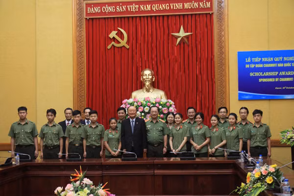 Thứ trưởng Nguyễn Văn Thành, Chủ tịch Tập đoàn Charm - Vit Lee Dae Bong, các đại biểu và các cháu học sinh CAND vinh dự được nhận học bổng tại buổi Lễ Thứ trưởng Nguyễn Văn Thành, Chủ tịch Tập đoàn Charm - Vit Lee Dae Bong, các đại biểu và các cháu học sinh CAND vinh dự được nhận học bổng tại buổi Lễ