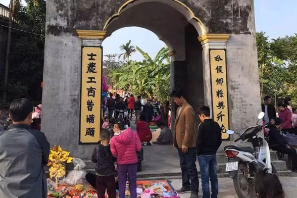 Sau khi mua hàng, mọi người lại vào đình làng dâng hương. Sau khi mua hàng, mọi người lại vào đình làng dâng hương.
