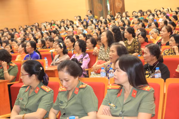 Các đại biểu tham dự buổi Gặp mặt