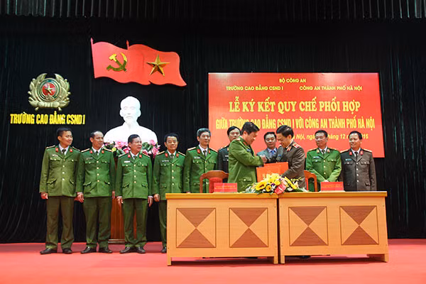 Đại diện 2 đơn vị và các đại biểu tham dự lễ ký kết.