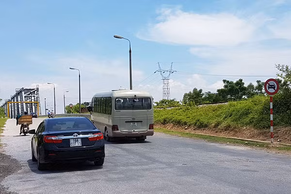 Việc ôtô được qua cầu Việt Trì cũ (không thu phí) đã khiến phương án tài chính của dự án cầu Hạc Trì không “đẹp” như trong phương án đầu tư.
