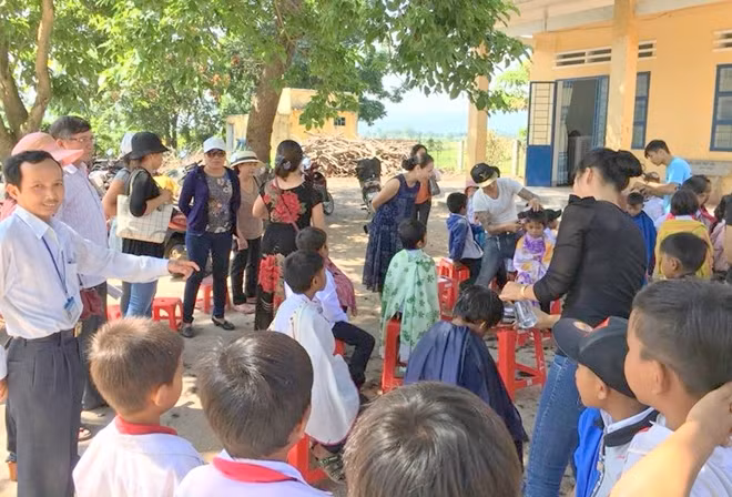 Thầy Khoa còn vận động các đoàn thiện nguyện đến trường cắt tóc miễn phí cho học trò.