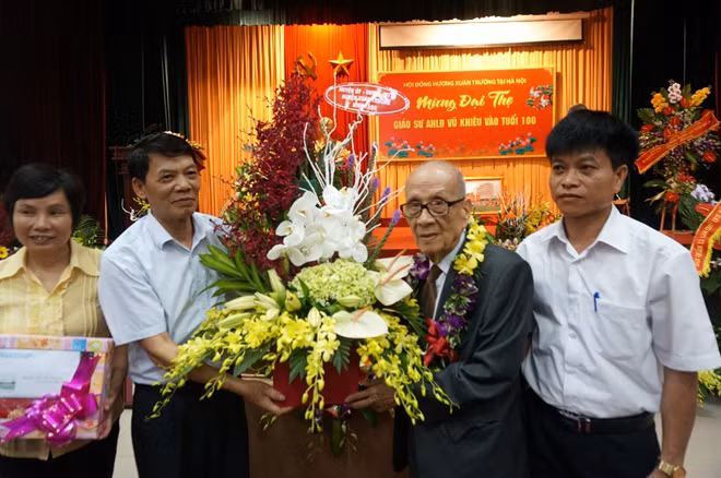 Lãnh đạo huyện Xuân Trường, Nam Định, quê hương GS Vũ Khiêu, chúc mừng nhân dịp Giáo sư tròn 100 tuổi.