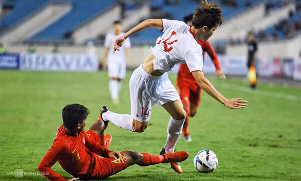 U23 Việt Nam đang gặp khó khăn trước lối đá "rát" của Indonesia. Ảnh: VNE.
