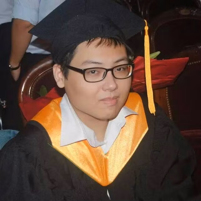 Chiếc xe lăn chỉ có thể kìm đôi chân của Hoàng nhưng không cản được ước mơ bay cao của em. Chiếc xe lăn chỉ có thể kìm đôi chân của Hoàng nhưng không cản được ước mơ bay cao của em.