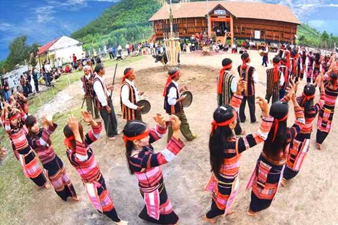 Múa cồng chiêng trong lễ hội đâm trâu ở Vĩnh Thạnh.