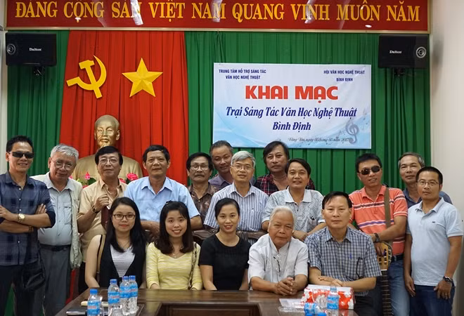 NNƯT Yang Danh (hàng ngồi, thứ 2 từ phải qua) trong chuyến đi sáng tác văn học nghệ thuật Bình Định 2017 tại Vũng Tàu.