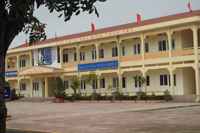 Trường THCS Duy Ninh, nơi xảy ra sự việc đáng tiếc, em H.L.N bị "231 cái tát".