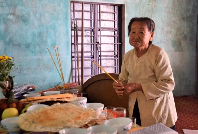 Bà Nguyễn Thị Bông làm lễ cúng tưởng nhớ những người đã hy sinh để bảo vệ Tổ quốc.