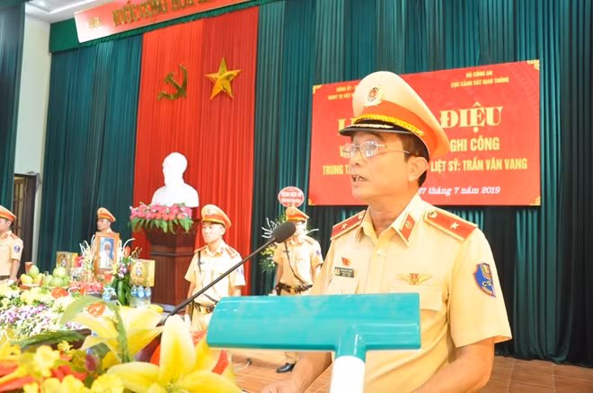 Thiếu tướng Trần Quốc Trung, Phó Cục trưởng Cục CSGT phát biểu tại buổi lễ.