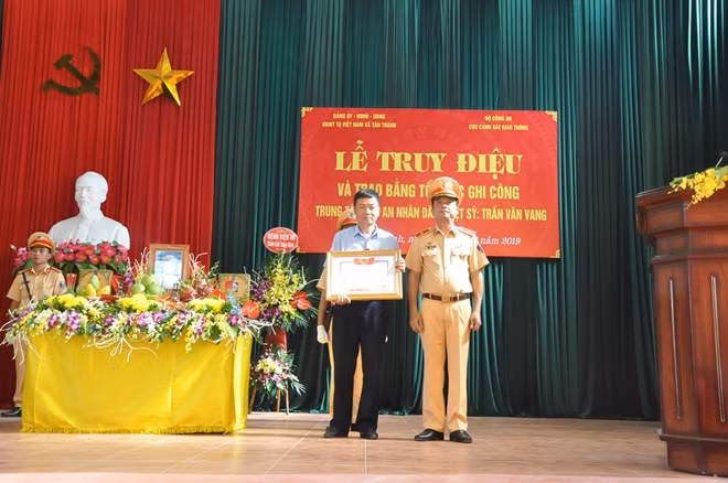 Cục CSGT tổ chức lễ truy điệu và Trao tặng bằng “Tổ quốc ghi công” cho gia đình đồng chí Trung tá Trần Văn Vang.