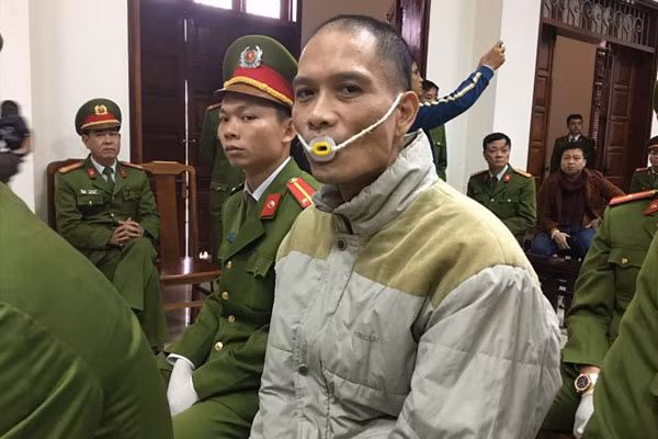 Bị cáo Doãn Trung Dũng, được sử dụng khẩu trang đặc biệt chống cắn lưỡi tự tử.