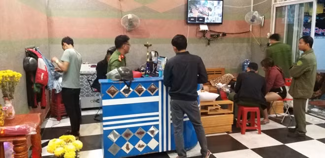 Công an huyện Đắk Song bắt quả tang các đối tượng đang có hành vi sử dụng trái phép chất ma túy tại quán Karaoke – Masage Lasvegas.