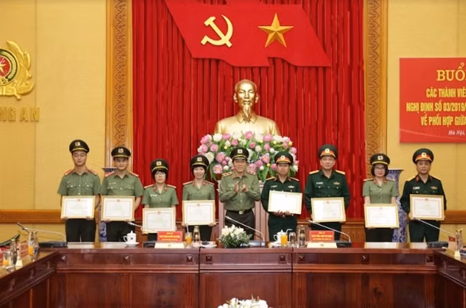 Trung tướng Lương Tam Quang trao Bằng khen của Bộ trưởng Bộ Công an tặng 1 tập thể, 14 cá nhân thuộc Bộ Công an và Bộ Quốc phòng đã có thành tích xuất sắc trong xây dựng văn bản quy phạm pháp luật về quan hệ phối hợp giữa Bộ Công an và Bộ Quốc phòng giai đoạn 2015 - 2019.