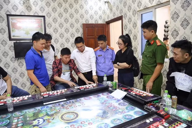 Lực lượng chức năng tiến hành thực nghiệm hiện trường tại quán 999 game Động Mạn ở đường Ngọc Hân Công Chúa, phường Võ Cường, TP Bắc Ninh.