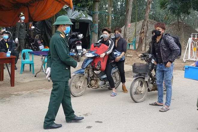 Kiểm soát chặt chẽ người vào xã.