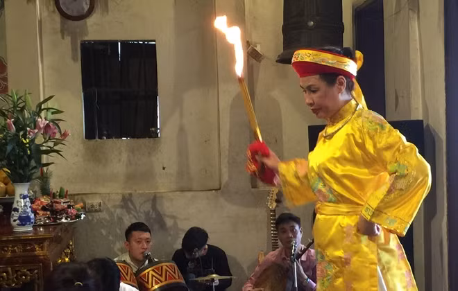 Chỉ có cô đồng và một vài người dự hầu đồng trong mùa đại dịch.