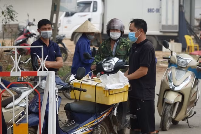 Hàng hoá ra vào xã đều được kiểm tra kỹ.