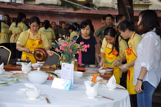 Thí sinh tranh tài trong sự cổ vũ nhiệt tình của các cổ động viên