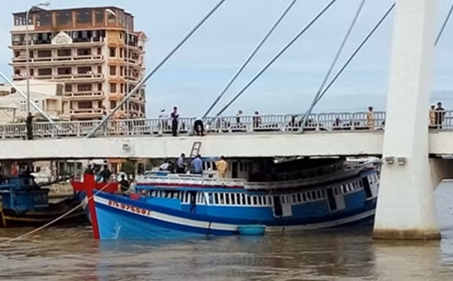 Tàu cá "dính chặt" dưới gầm cầu.
