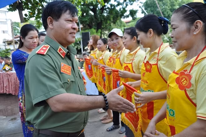 Trung tướng Ksor Nham, Phó Tổng cục trưởng Tổng cục Hậu cần – Kỹ thuật tặng cờ lưu niệm cho các đội thi