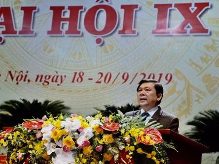 Phó Chủ tịch UBTƯ MTTQ Việt Nam Nguyễn Hữu Dũng trình bày tờ trình danh sách 374 vị tham gia UBTƯ MTTQ Việt Nam khóa IX