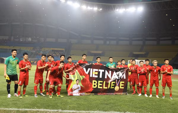 Các cầu thủ Olympic Việt Nam đã hoàn thành tâm nguyện đá thay cho đồng đội Hùng Dũng bị chấn thương. Ảnh: VNE Các cầu thủ Olympic Việt Nam đã hoàn thành tâm nguyện đá thay cho đồng đội Hùng Dũng bị chấn thương. Ảnh: VNE