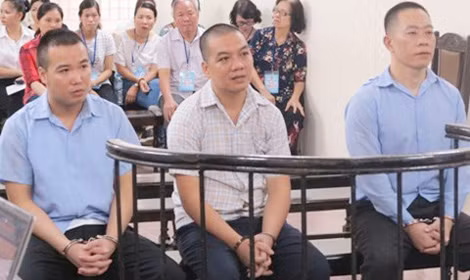 Bị cáo Huy Phong (bên phải) và đồng phạm tại phiên xử. Bị cáo Huy Phong (bên phải) và đồng phạm tại phiên xử.