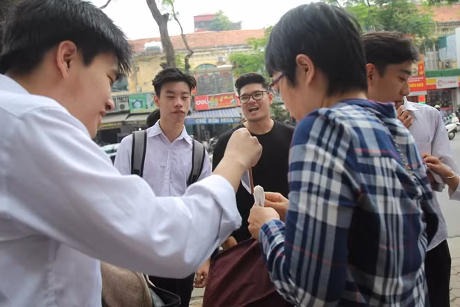 Cô Hương giữ hộ điện thoại di động giúp học trò trước khi các em vào thi