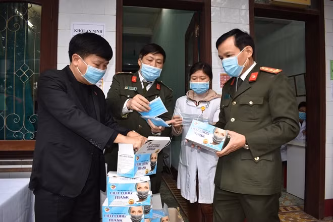 Đại tá Nguyễn Thanh Sơn,(ngoài cùng bên phải) Phó Giám đốc Công an tỉnh kiểm tra khẩu trang trước khi cấp phát cho CBCS.