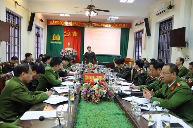 Thượng tá Nguyễn Quốc Toản - Giám đốc Công an tỉnh Bắc Giang chỉ đạo Công an các đơn vị, địa phương chủ động và quyết liệt trong phòng chống dịch bệnh Corona.
