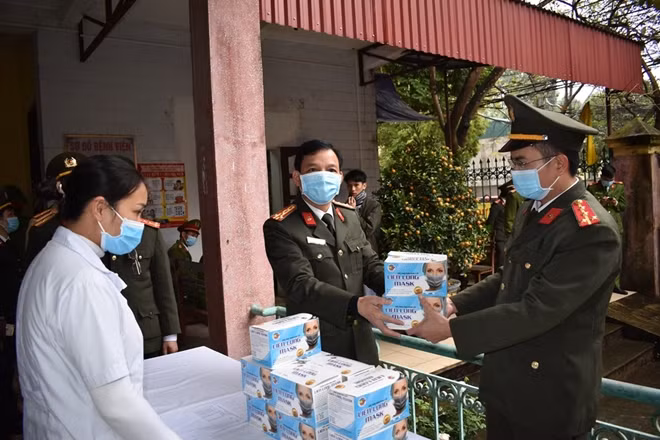 Đại tá Nguyễn Thanh Sơn, Phó Giám đốc Công an tỉnh phát khẩu trang cho CBCS.